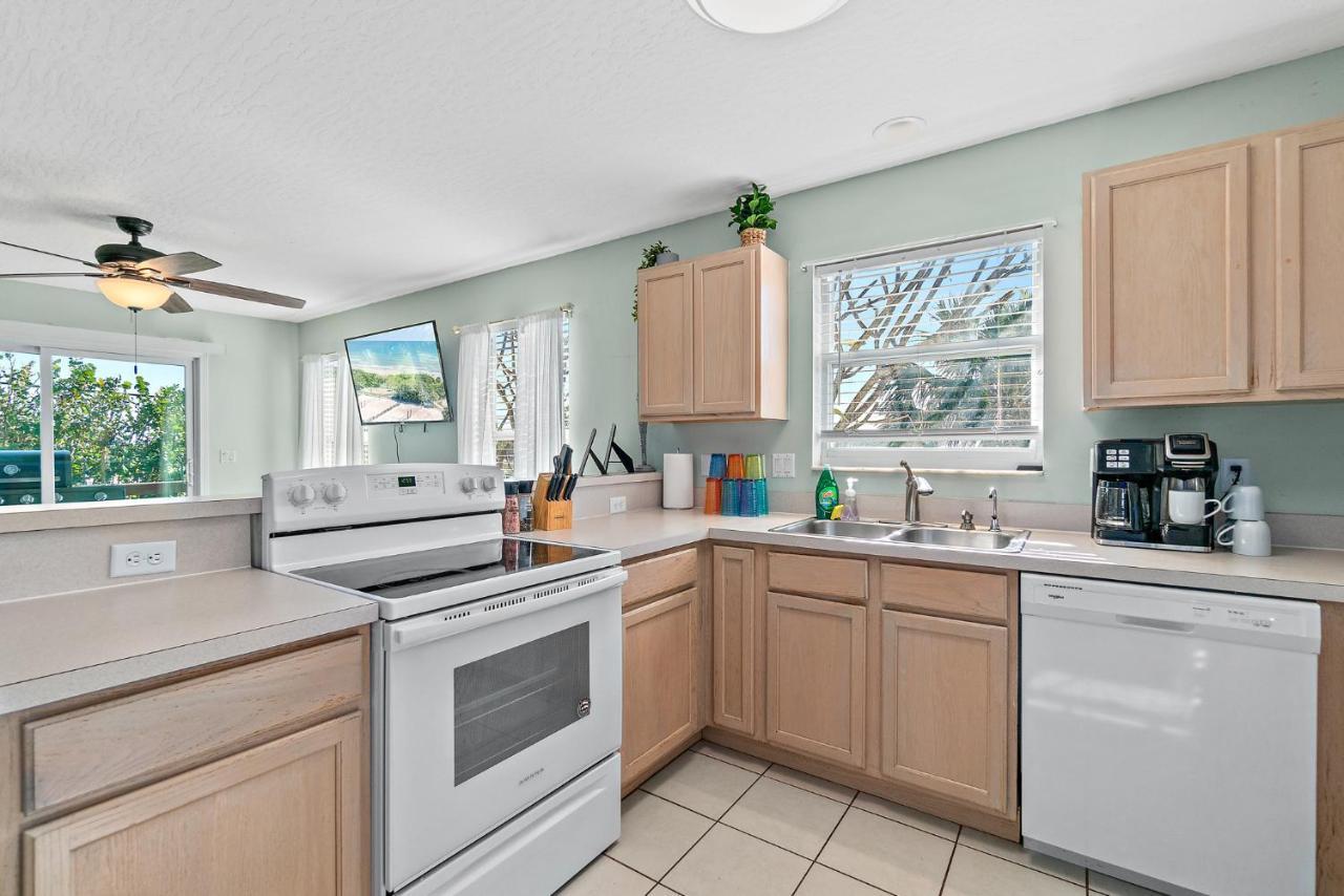 Surfside Paradise Retreat - 3Br And 2Ba Duplex, Grill, Dog Friendly - Close To The Beach! Melbourne Bagian luar foto